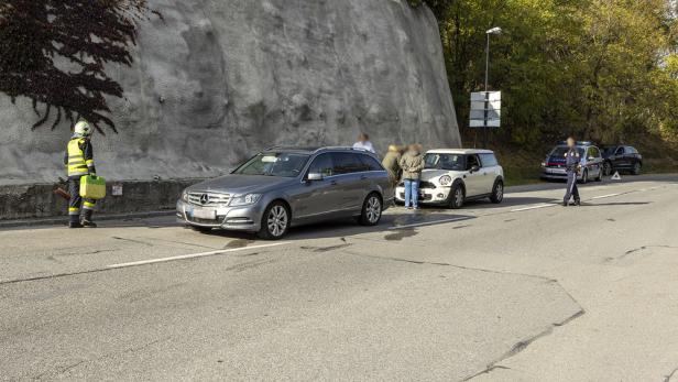 Flüssigkeitsaustritt nach Verkehrsunfall in Krems