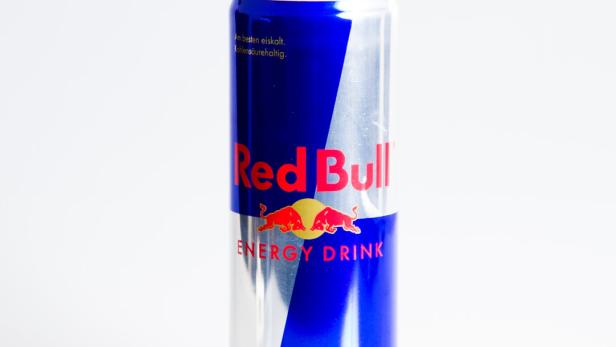 Eine Dose Red Bull Energy Drink vor einem weißen Hintergrund.