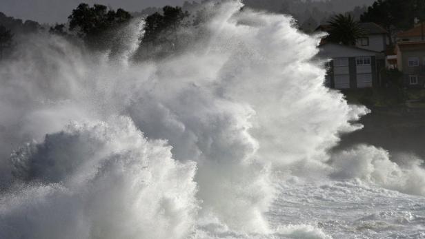 Im Nordwesten Spaniens türmen sich meterhohen Wellen.