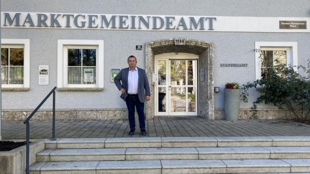 Ferdinand Aigner (ÖVP) vor seinem Gemeindeamt in St. Georgen im Attergau: „Es ist zermürbend, dass mir keiner hilft.&quot;