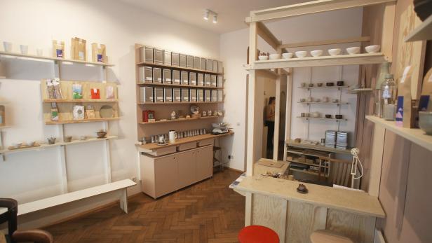 Ein Teeladen mit Regalen voller Teedosen und Zubehör.