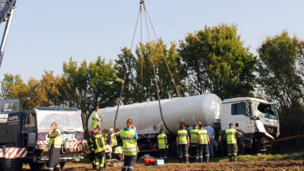 Der Lenker hatte laut Feuerwehr großes Glück