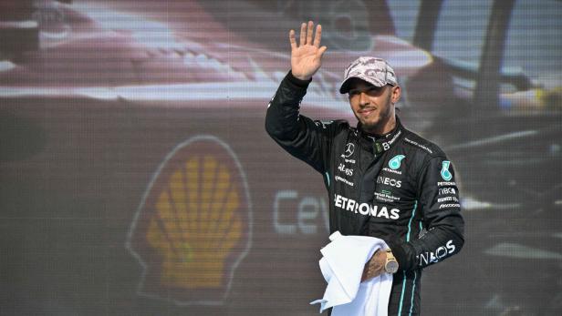 Dieses Handtuch wird nicht geworfen, sondern zum Abwischen des Schweißes genutzt: Lewis Hamilton