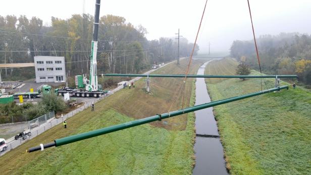 70 Meter lange Rohre bei Heizkraftwerk Krems per Kran verlegt