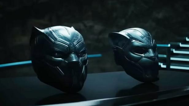 Zwei Masken aus dem Film „Black Panther: Wakanda Forever“ liegen auf einem Tisch.