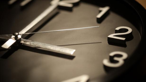 Nahaufnahme einer Uhr, die kurz nach 10:10 Uhr anzeigt.