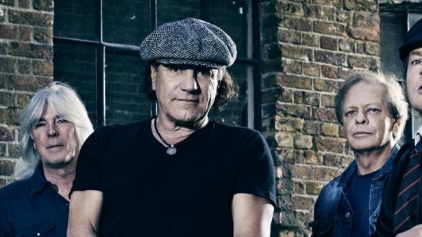 AC/DC derzeit: Sänger Brian Johnson und Gitarrist Angus Young (vorne), Bassist Cliff Williams und Gitarrist Stevie Young (dahinter).