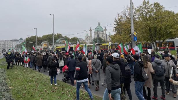 Lange Menschenkette bei Iran-Protest in Wien