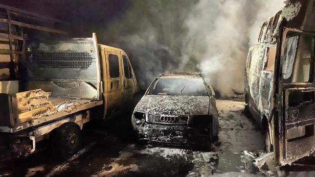 Durch Grillen: Mehrere Fahrzeuge in Simmering ausgebrannt