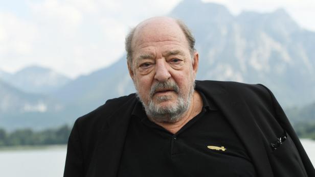 Ralph Siegel im schwarzen Anzug blickt nach vorne.