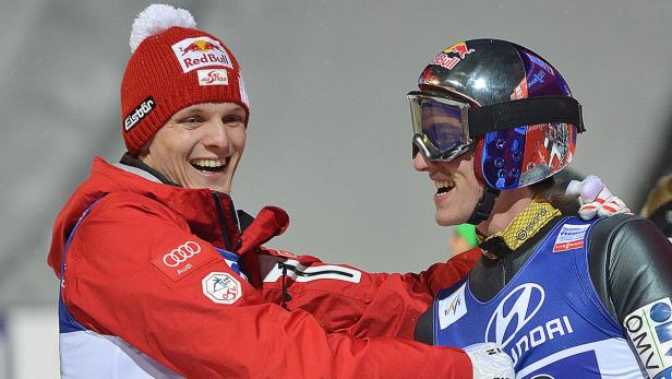 APA11615538 - 24022013 - PREDAZZO - ITALIEN: Thomas Morgenstern und Gregor Schlierenzauer (AUT/2.Platz) am Sonntag, 24. Februar 2013, beim Mixed Team Bewerb auf der Normalschanze bei der Nordischen Ski-Weltmeisterschaft in Val di Fiemme. APA-FOTO: BARBARA GINDL