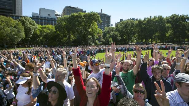 Menschliches Peacezeichen im New Yorker Central Park