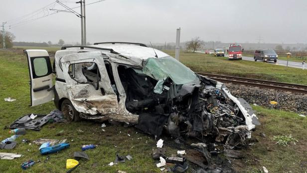 Auto kollidierte im Burgenland mit Zug: Beifahrer getötet