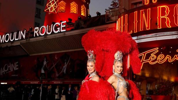 Cancan-Tänzerinnen vor dem Moulin Rouge