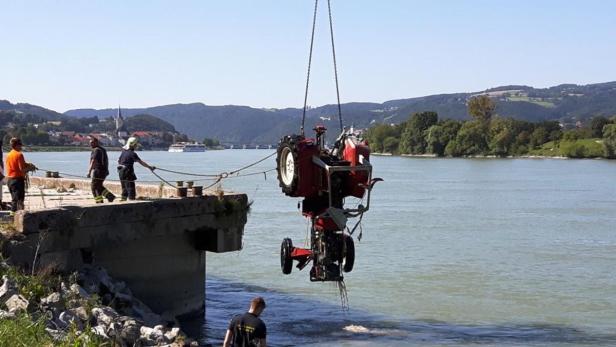 Spektakuläre Bergung des Traktors in Ybbs an der Donau