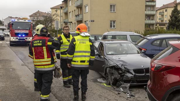 Krems: Unfall mit mehreren Fahrzeugen in der Mitterau