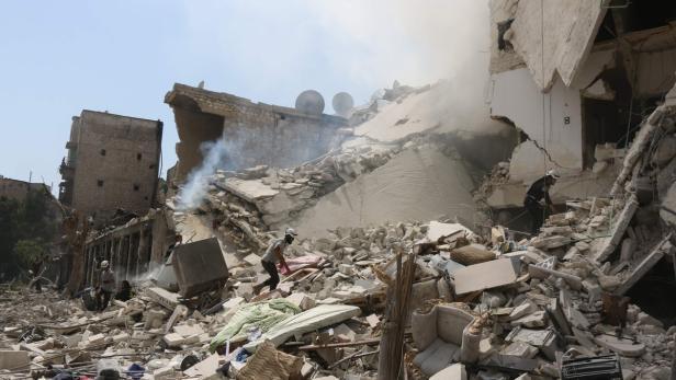 Suche nach Opfern nach Fassbombenangriff in Aleppo