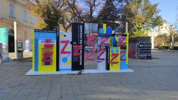 Ukraine-Infostand in Wien mit russischer Propaganda beschmiert