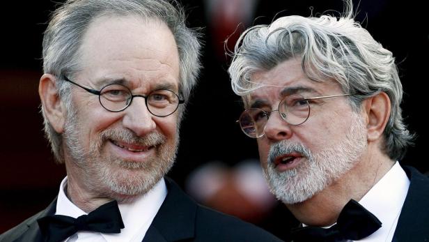 epa01349429 US director Steven Spielberg (L) and US producer George Lucas arrive for the gala screening of US director Steven Spielberg&#039;s film &#039;Indiana Jones 4&#039; running out of competition at the 61st edition of the Cannes Film Festival, 18 May 2008, in Cannes, France. EPA/GUILLAUME HORCAJUELO