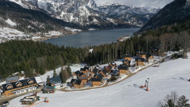 Direkt beim Narzissendorf gibt es Skihänge, dahinter den Grundlsee und den Backenstein.