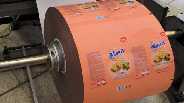 Eine Rolle mit Verpackungsdrucken für Manner Törtchen-Waffeln.