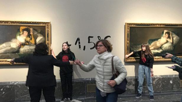 Klima-Aktivistinnen kleben sich in Madrid an Goya-Gemälden fest