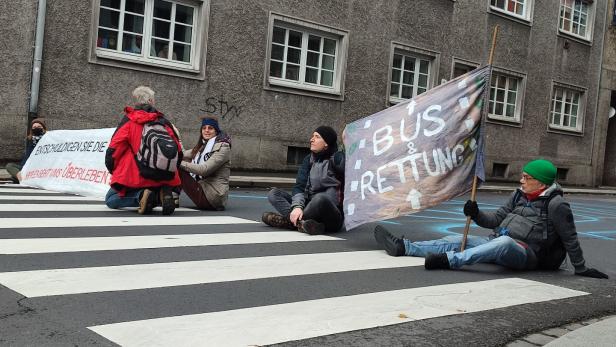 Klimaaktivisten blockierten Einfahrtsstraße in Linz gegen A26-Bau