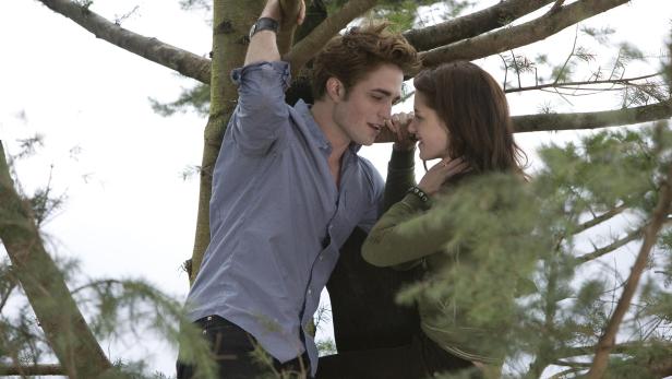 Robert Pattinson und Kristen Stewart in einer Szene aus dem Film „Twilight – Biss zum Morgengrauen“.