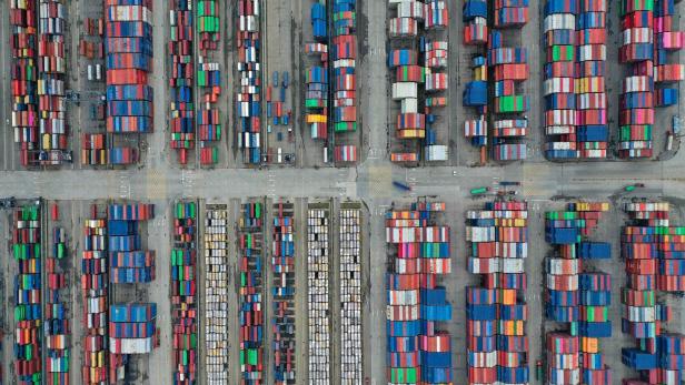 Luftaufnahme von bunten Containern auf einem chinesischen Wirtschaftsgelände.