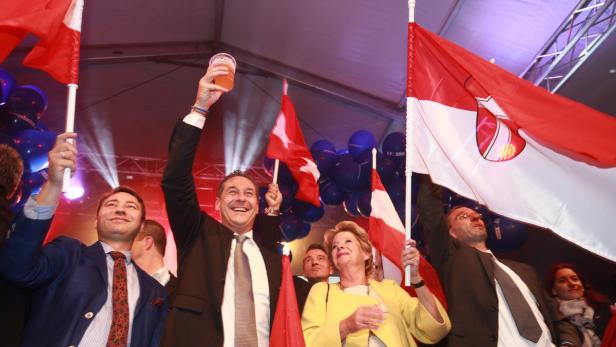 Im Festzelt der FPÖ wurde ausgiebig gefeiert. Auch wenn die Stimmung vor der ersten Prognose wesentlich euphorischer war.