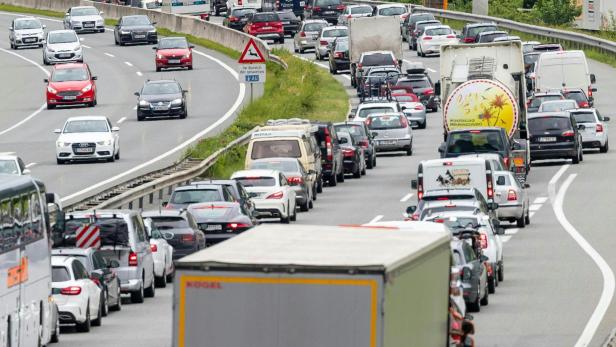 Tirol: Pfingstverkehr auf der Autobahn.