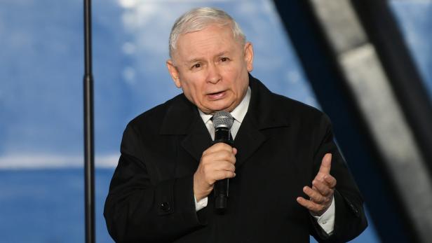 Jarosław Kaczyński spricht in ein Mikrofon.