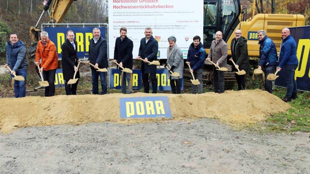 LR Dorner (6.v.l.), Hornsteins Bgm Christoph Wolf (5.v.l.) beim Spatenstich