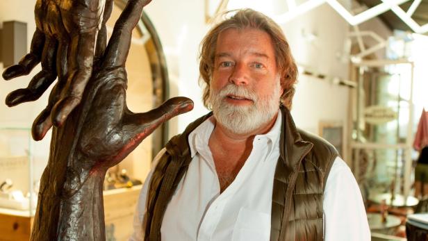 Bildhauer Igor Ustinov zeigt seine Statuen in Kitzbühel