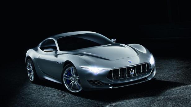 Ein silberner Maserati Alfieri Concept vor einem dunklen Hintergrund.