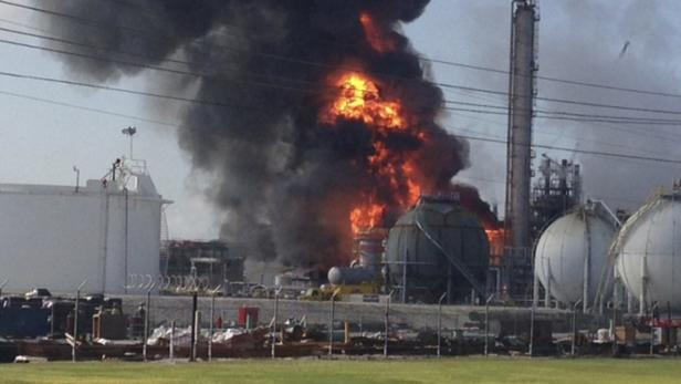 A large fire burns at the Williams Olefins chemical plant in Geismar, Louisiana in this picture taken June 13, 2013. An explosion and fire tore through the chemical plant injuring 33 people and leading authorities to order people within two miles (3 km) to remain indoors. The blast created a huge fireball and column of smoke when it hit at 8:37 a.m. (1337 GMT) at the plant along the Mississippi River just south of Baton Rouge and about 60 miles (100 km) up river from New Orleans. REUTERS/Picture courtesy of Ryan Meador/Handout via Reuters (UNITED STATES - Tags: DISASTER BUSINESS) ATTENTION EDITORS - THIS IMAGE WAS PROVIDED BY A THIRD PARTY. FOR EDITORIAL USE ONLY. NOT FOR SALE FOR MARKETING OR ADVERTISING CAMPAIGNS. THIS PICTURE IS DISTRIBUTED EXACTLY AS RECEIVED BY REUTERS, AS A SERVICE TO CLIENTS. NO SALES. NO ARCHIVES