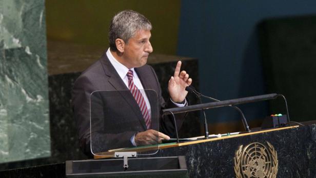 Ein Mann in einem Anzug spricht am Rednerpult der Vereinten Nationen.