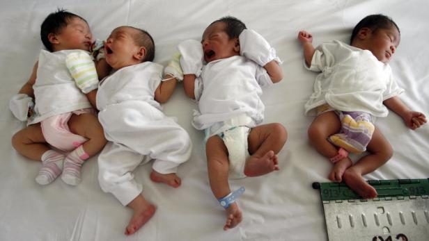 Babies lie on a bed inside the maternity ward of the government run Dr. Jose Fabella Memorial Hospital in Manila June 1, 2011. The ward, the busiest in the country, sees an average of 60 births a day. The Philippines&#039; population growth rate of around 2.0 percent is above Southeast Asia&#039;s average of around 1.7 percent, with an estimated 200 babies born every hour. Lack of a national policy on birth control and access to modern family planning methods -- frowned upon by the powerful Catholic church -- are some of the factors that have led to the country&#039;s population ballooning to nearly 100 million, according to various government and private sector estimates, with the Philippines the second most populous nation in the region after Indonesia. Picture taken on June 1, 2011. REUTERS/Cheryl Ravelo (PHILIPPINES - Tags: SOCIETY HEALTH)