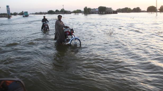 Allein die Überflutungen in Pakistan sollen 2022 rund 160 Brücken, 5.000 km Straßen und 14.000 km² Ackerfläche zerstört haben