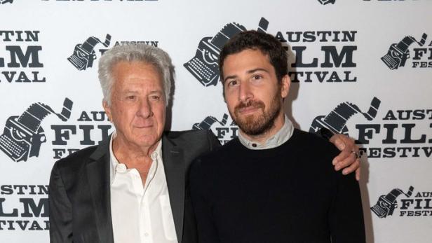 Dustin Hoffman legt seinen Arm um Sohn Jake