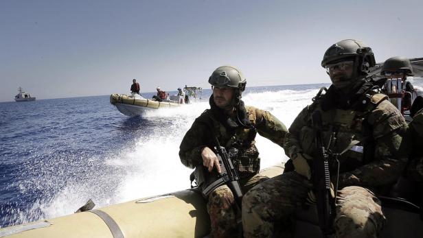 Die EU hat am Mittwoch ihren Militäreinsatz gegen Schleuser im Mittelmeer ausgeweitet.