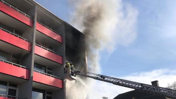 Zimmerbrand in Klagenfurt: Eine Person tot, zehn leicht verletzt