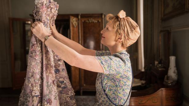 Märchenhaft und bittersüß: Lesley Manville als englische Putzfrau wünscht sich ein Kleid von Christian Dior
