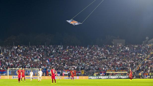 Eine Drohne, eine großalbanische Flagge - und der Fußballabend in Belgrad war ruiniert.