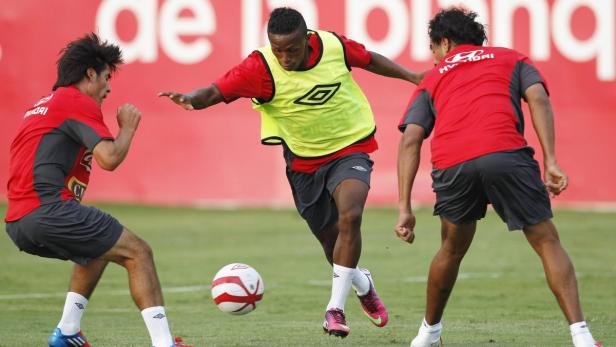 Peru&#039;s national soccer players Yordy Reyna (C), Edwin Retamozo (L) and Santiago Acasiete compete for the ball during a training session in Lima March 18, 2013. Peru will play against Chile in Lima on March 22 in a 2014 World Cup qualifying soccer match. REUTERS/Enrique Castro-Mendivil (PERU - Tags: SPORT SOCCER)