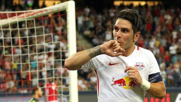 Ein Fußballspieler von RB Leipzig küsst seinen Finger vor einem Spiel.