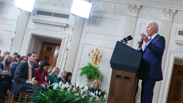 Joe Biden spricht vor Publikum in einem Saal.