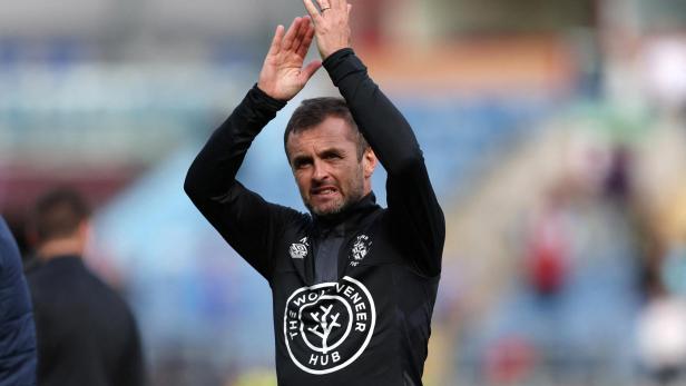 Ein Mann in Sportkleidung klatscht Beifall.