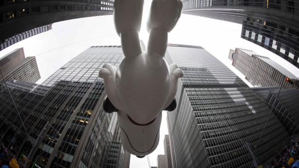 New York City zu Thanksgiving: Snoopy fliegt tief.