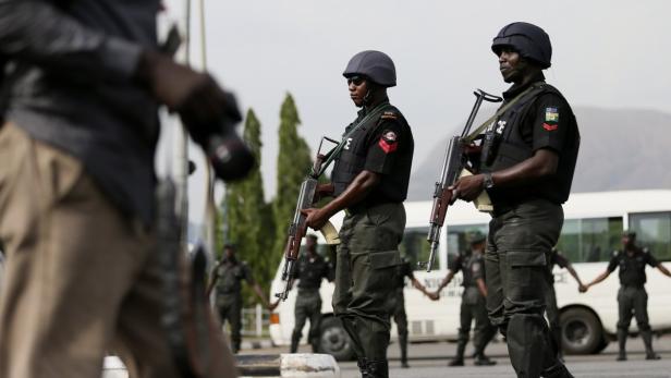 Polizisten patroullieren während einer Demo für die Freilassung der von Boko-Haram-Terroristen entführten Schülerinnen.